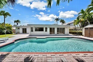 255 Ridgewood Rd in Key Biscayne, FL - Building Photo