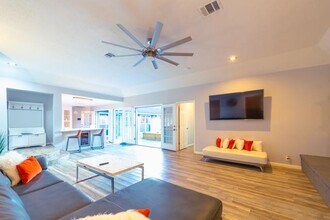 230 White Cedar St in Houston, TX - Building Photo - Building Photo