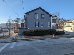 34 Hoffman St, Unit 2 in Poughkeepsie, NY - Building Photo - Building Photo