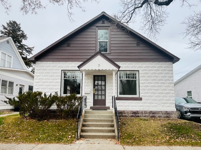 property at 7 E Curtiss St