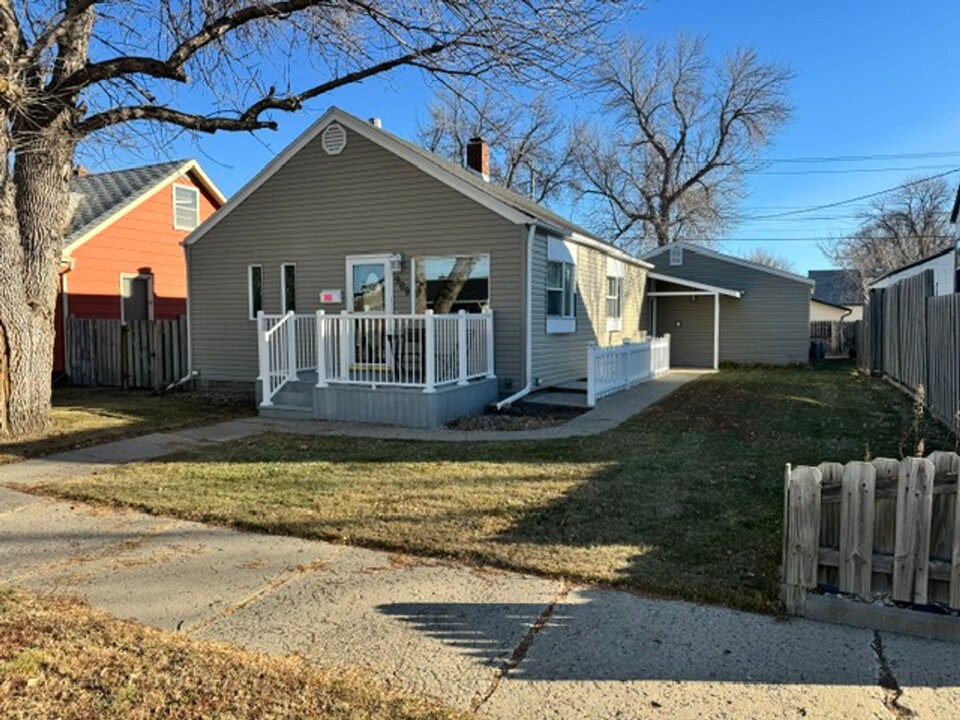 909 5th St SW in Minot, ND - Building Photo