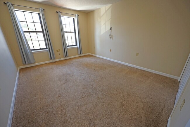 47 Highland St, Unit 214 in West Hartford, CT - Building Photo - Building Photo