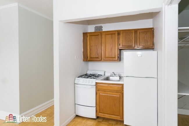 717 W Belmont Ave, Unit A09C in Chicago, IL - Building Photo - Building Photo
