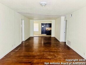 243 Maplewood Ln in San Antonio, TX - Building Photo - Building Photo