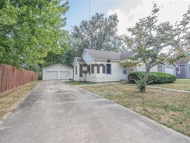 property at 1404 S 6th St