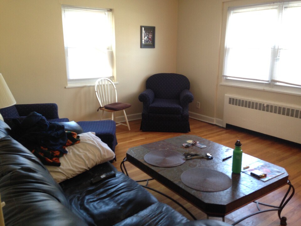 877 Farmington Ave in West Hartford, CT - Building Photo