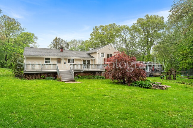 32 Chatfield Dr in Trumbull, CT - Foto de edificio - Building Photo