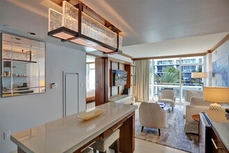 6801 Collins Ave, Unit 309 Door  314 in Miami Beach, FL - Foto de edificio - Building Photo