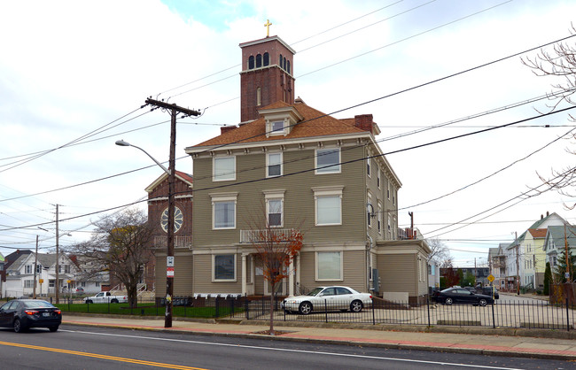 635 Broadway in Pawtucket, RI - Foto de edificio - Building Photo