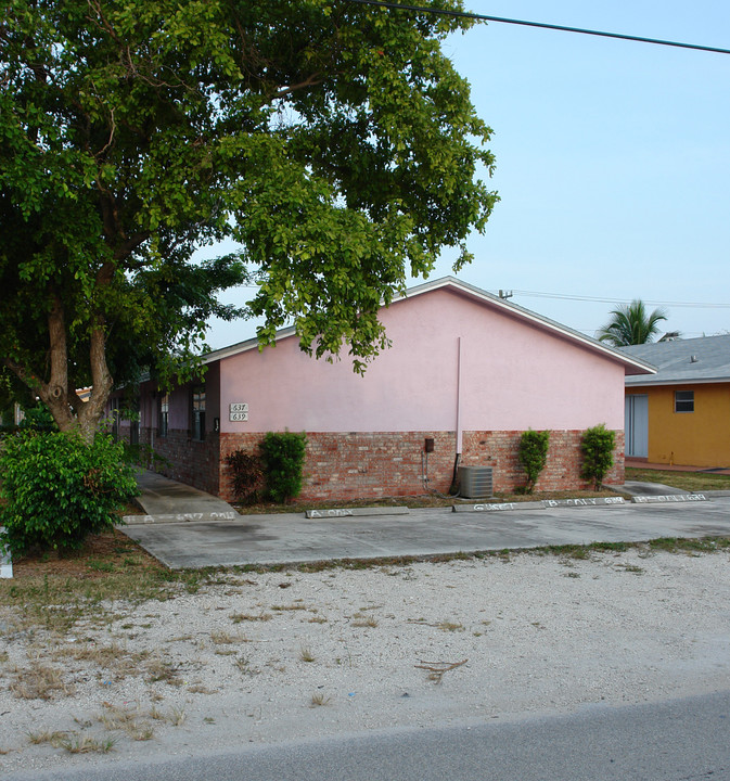 633-639 SW 3rd Ave in Fort Lauderdale, FL - Building Photo