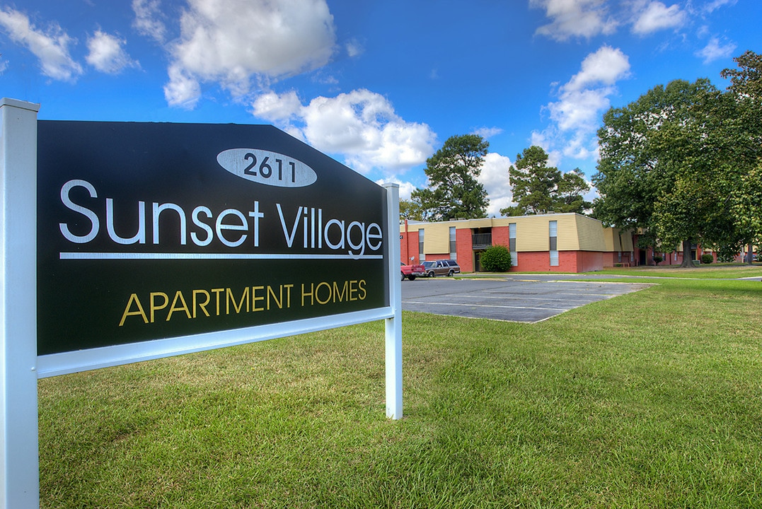 Sunset Village in Pine Bluff, AR - Foto de edificio
