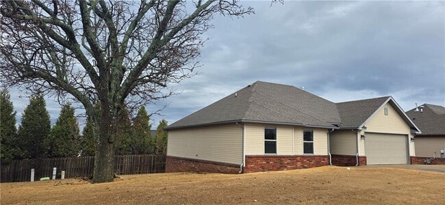 1340 Colonel Hawthorne Dr in Prairie Grove, AR - Building Photo - Building Photo