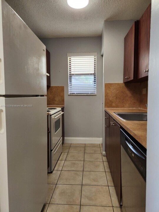 7095 NW 179th St in Hialeah, FL - Building Photo