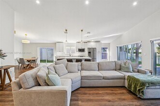 1356 NW 192nd Ave in Pembroke Pines, FL - Building Photo - Building Photo