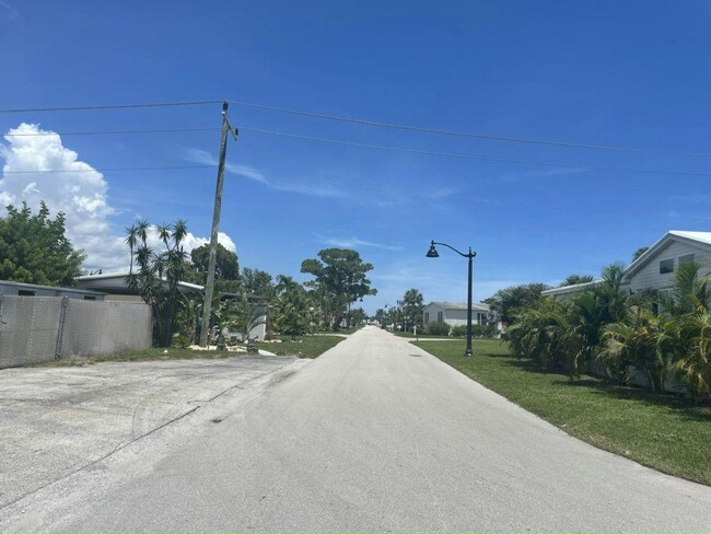 6980 41st Ave N in Riviera Beach, FL - Building Photo - Building Photo