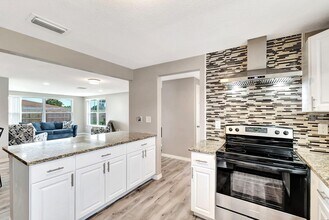 7611 Spirea Dr in New Port Richey, FL - Building Photo - Building Photo