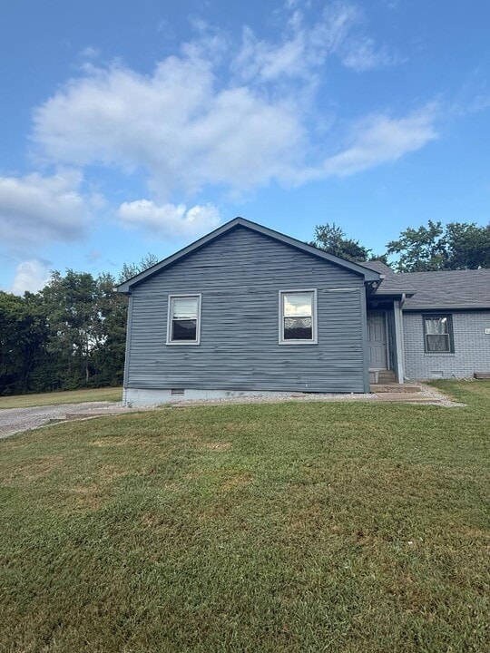 124 Crestview Dr in Franklin, KY - Building Photo