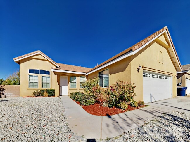 733 Pino Ave in Lancaster, CA - Building Photo - Building Photo