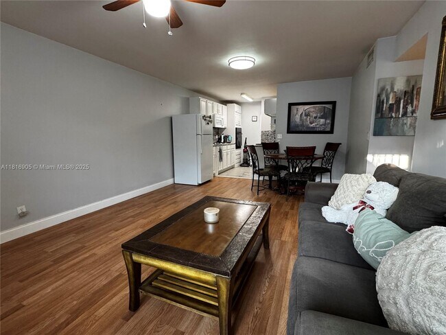 10052 Twin Lakes Dr in Coral Springs, FL - Building Photo - Building Photo