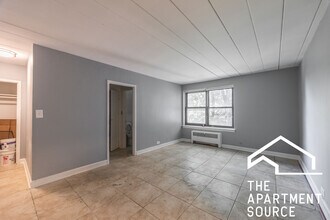 1360 W Touhy Ave in Chicago, IL - Foto de edificio - Building Photo