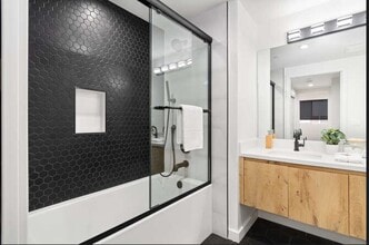 124 S Croft Ave in Los Angeles, CA - Building Photo - Building Photo