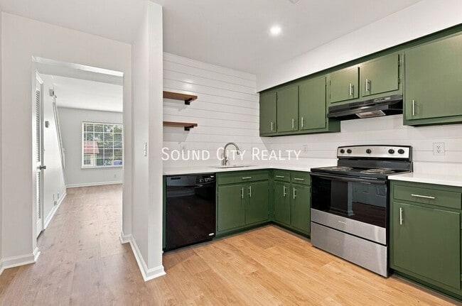 property at 4113 Hunting Dr