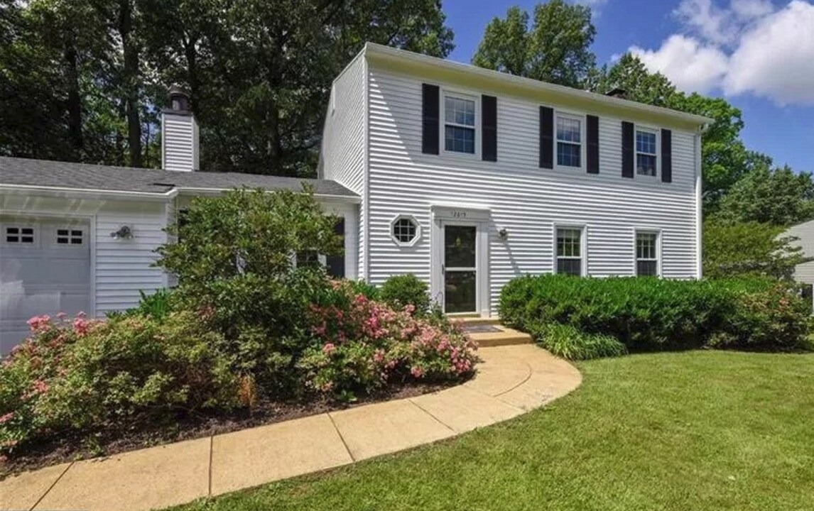 12613 Glenbrooke Woods Dr in Herndon, VA - Building Photo