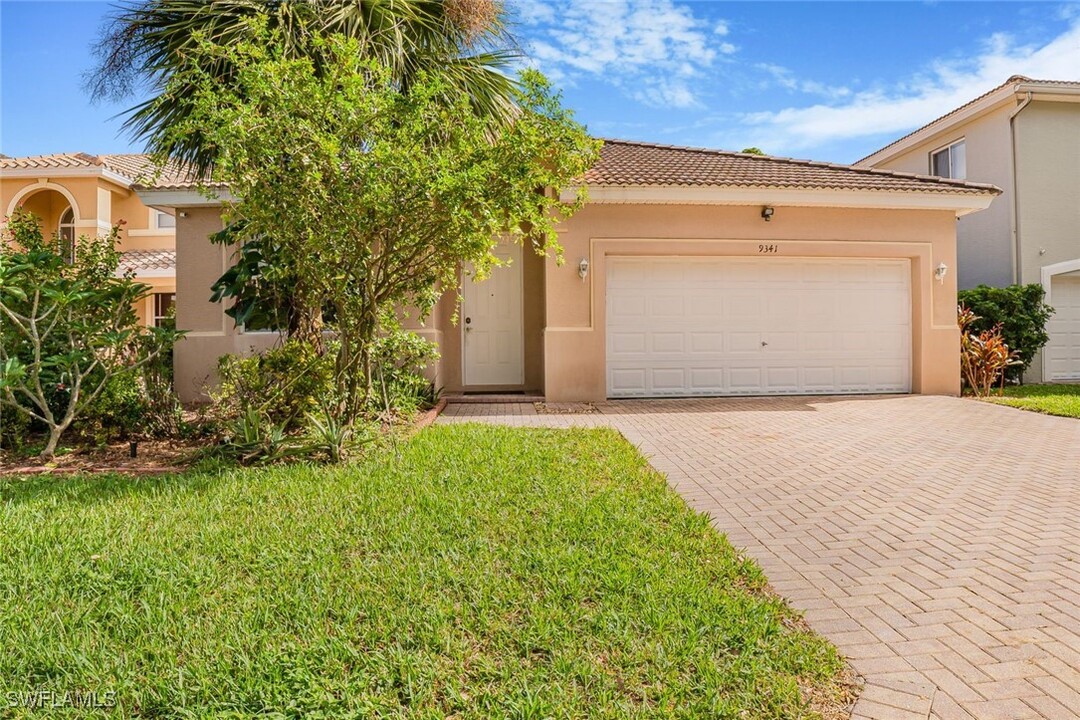 9341 Chestnut Tree Loop in Ft. Myers, FL - Building Photo