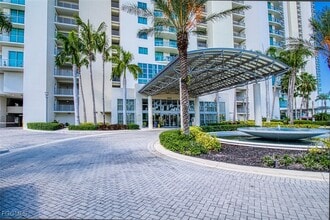 3000 Oasis Grand Blvd in Ft. Myers, FL - Foto de edificio - Building Photo