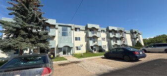 5322-5346 46 St in Vegreville, AB - Building Photo