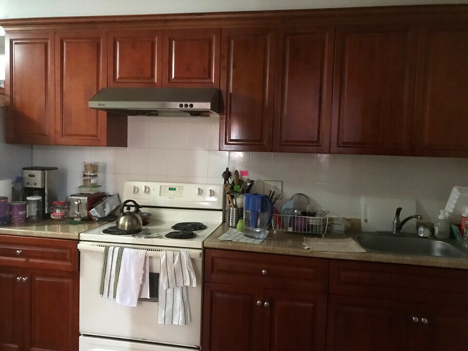 214 N 10th St, Unit 1 in Philadelphia, PA - Building Photo