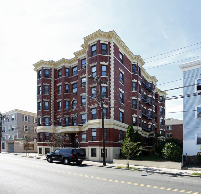 445 Essex St in Lynn, MA - Foto de edificio - Building Photo