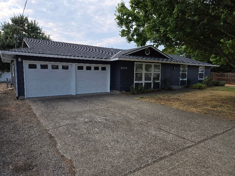 6095 McLeod Ln NE in Keizer, OR - Building Photo