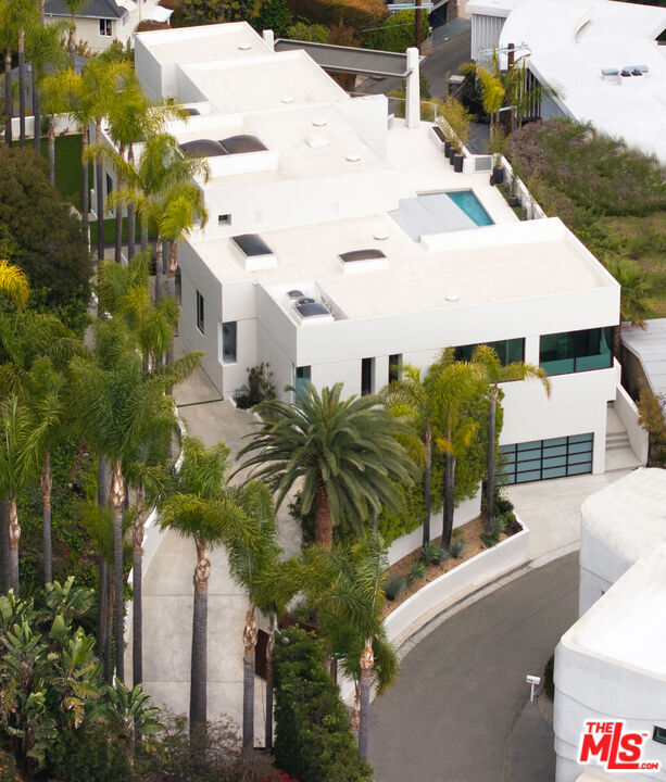 9405 Sierra Mar Pl in Los Angeles, CA - Building Photo - Building Photo