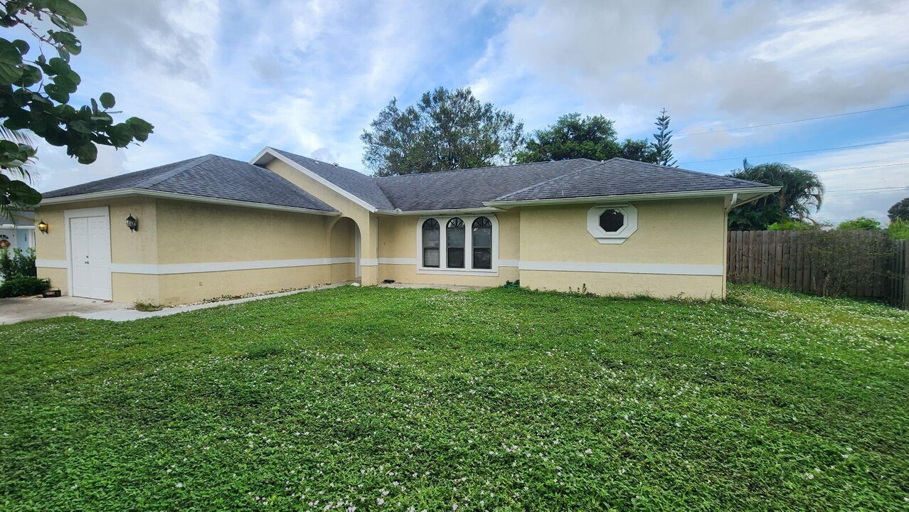 164 SW Klee Cir in Port St. Lucie, FL - Building Photo