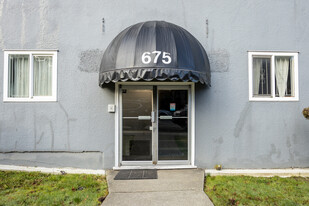 675 Salsbury Dr in Vancouver, BC - Building Photo - Building Photo