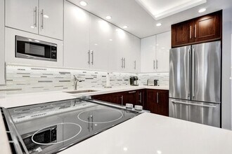 450 Paradise Isle Blvd in Hallandale Beach, FL - Building Photo - Building Photo