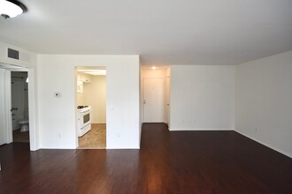 15007 Burbank Blvd, Unit 112 in Los Angeles, CA - Building Photo - Building Photo