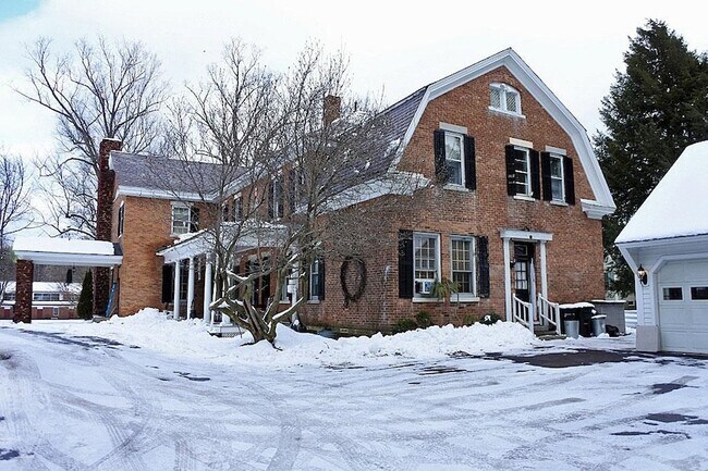 82 E Main St, Unit 4 in Poultney, VT - Building Photo - Building Photo