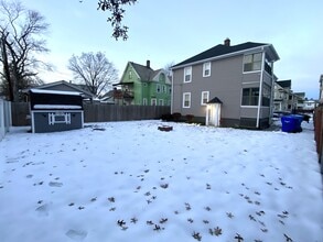 46 Mooreland St, Unit 1FL in Springfield, MA - Foto de edificio - Building Photo