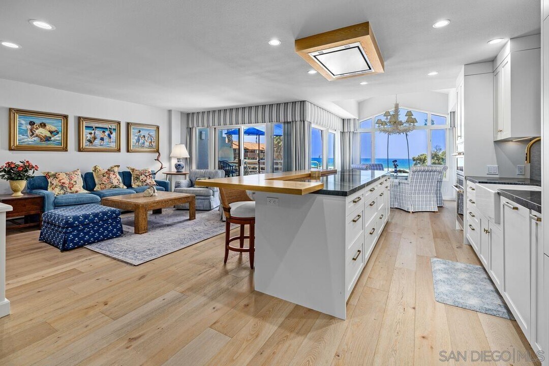 2120 Vallecitos in San Diego, CA - Building Photo