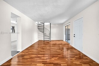 3265 Virginia St in Miami, FL - Foto de edificio - Building Photo