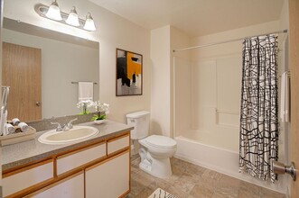 2806 Fisher Rd NE in Salem, OR - Foto de edificio - Building Photo