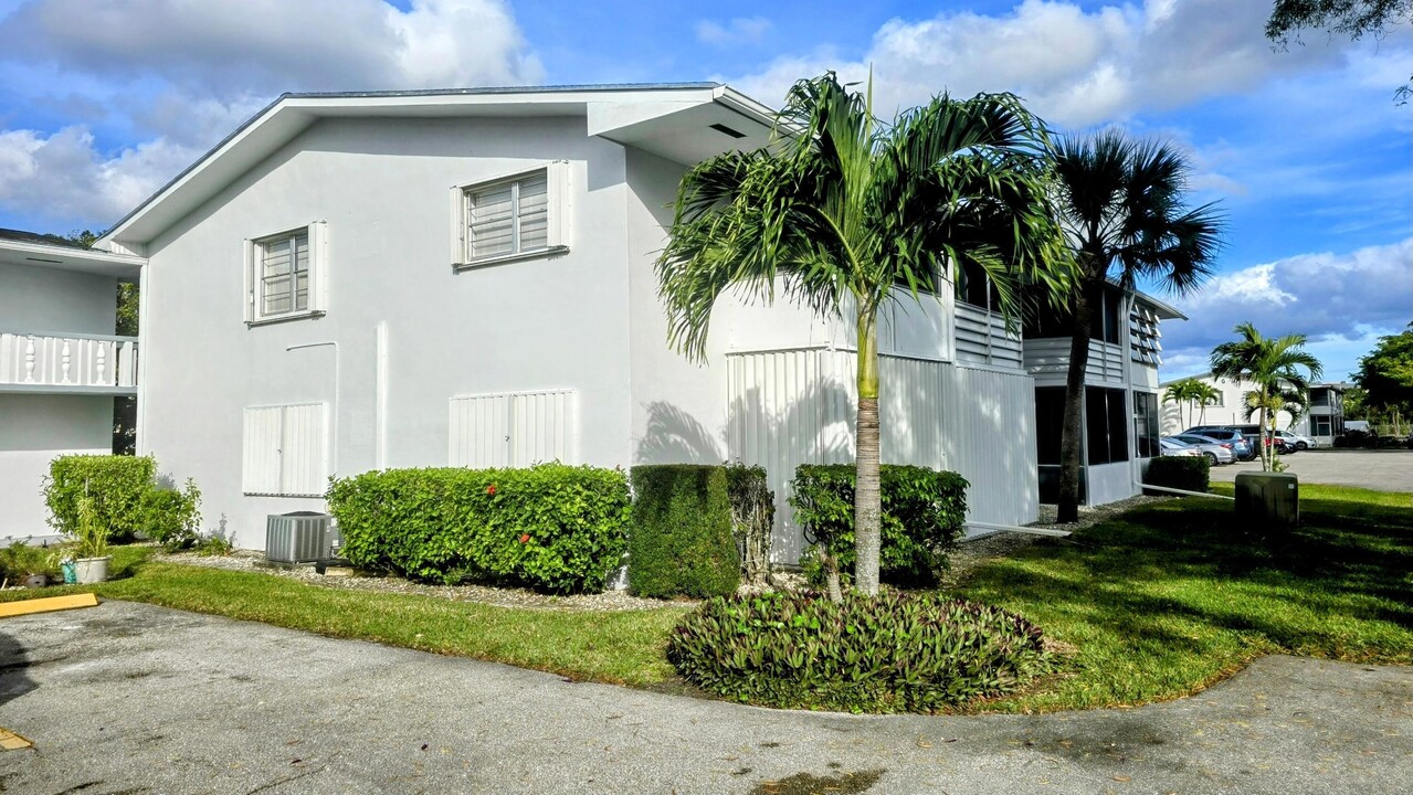 17 Norwich A in West Palm Beach, FL - Building Photo