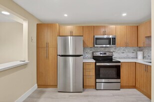 830 S Hollybrook Dr in Pembroke Pines, FL - Building Photo