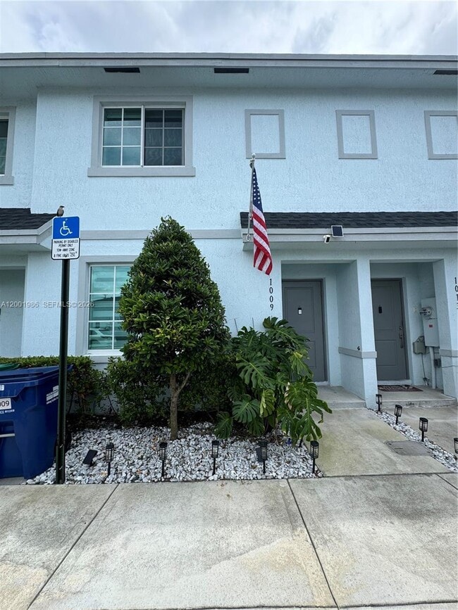 1009 NW 4th Ter in Florida City, FL - Building Photo - Building Photo