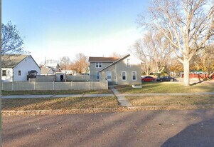 420 E 2nd Ave in Mitchell, SD - Building Photo