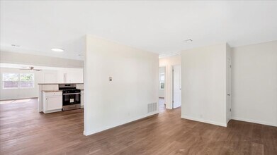 13 S 69th E Ave in Tulsa, OK - Foto de edificio - Building Photo