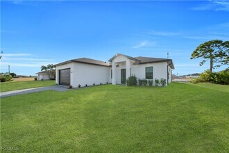 1612 NW 9th Ave in Cape Coral, FL - Foto de edificio - Building Photo