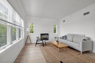 22 Sagamore Hill Dr in Port Washington, NY - Building Photo - Building Photo